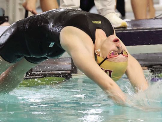 11 DSHS swimmers advance to State