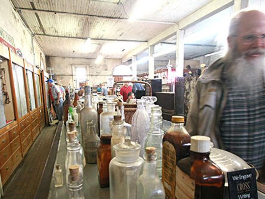 1898 era draws to a close – Antique afacionados take to local auction