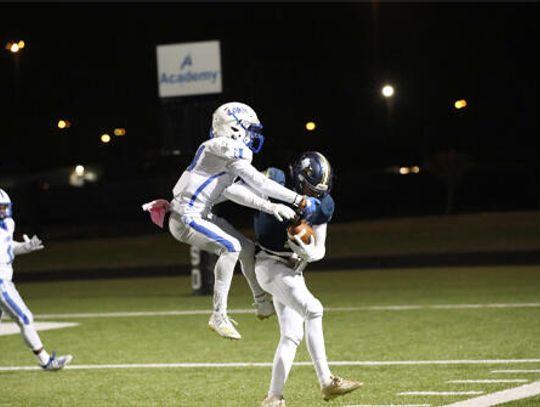 Akins outlasts Lobos in final 40-28 slugfest