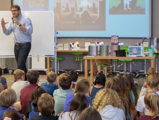 Author gives presentation about storytelling