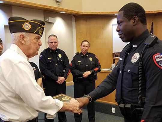 Buda veterans award officer for service