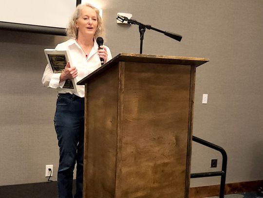 Cyndy Barton receives distinguished award