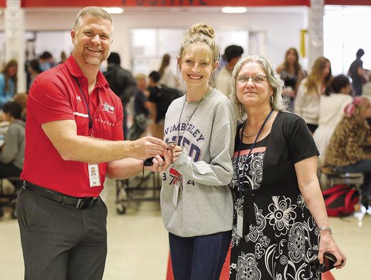 Danforth Junior High aide awarded Texan of the Month