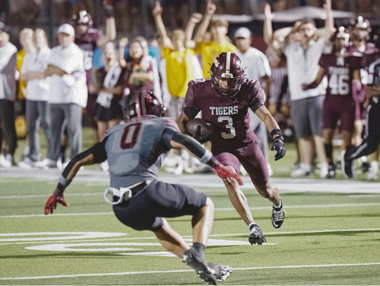 Dripping Springs Tigers football holds off Harker Heights Knights
