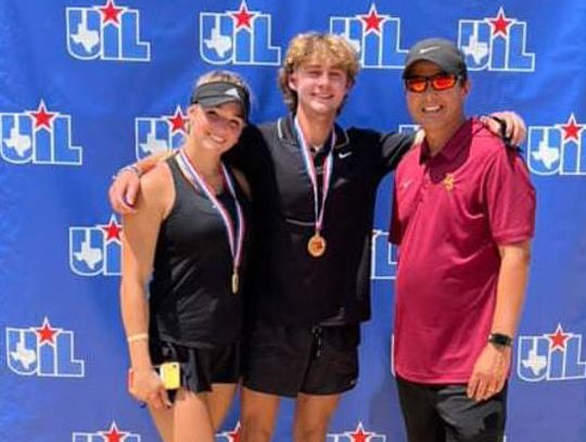 DSHS tennis duo qualifies for state