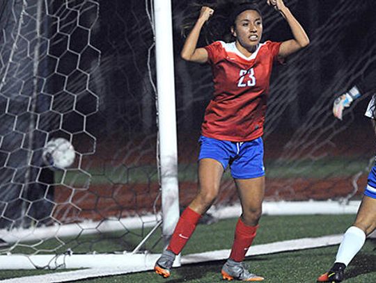Early goals and shutdown defense carry Rebs over Lobos