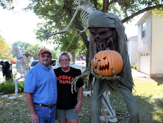 Kyle couple sets up iconic Halloween decorations
