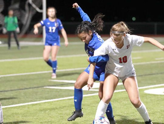 Lady Cavs blank Lobos 3-0
