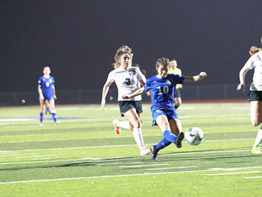 Lady Lobos stifle Stars 3-0