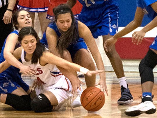 Lady Rebs fend off scrappy Lobos in 43-37 victory