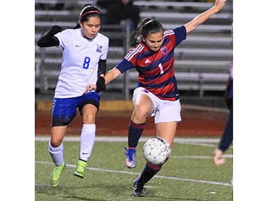 Lady Texans take down Lobos in comeback game