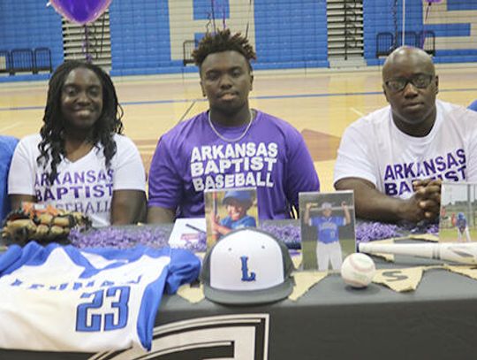 Lobo’s Curry signs to play baseball  with Arkansas Baptist College