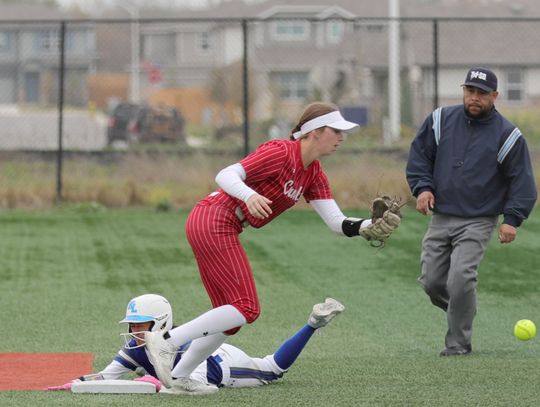 Lobos host softball tourney