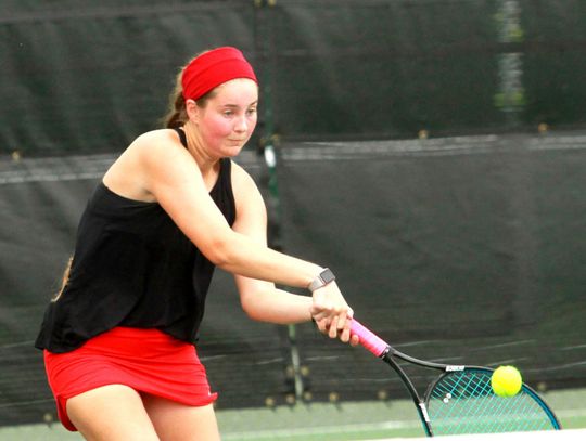 Lobos, Rebs duel on tennis court