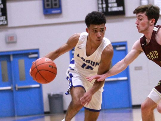 Lobos score two key wins