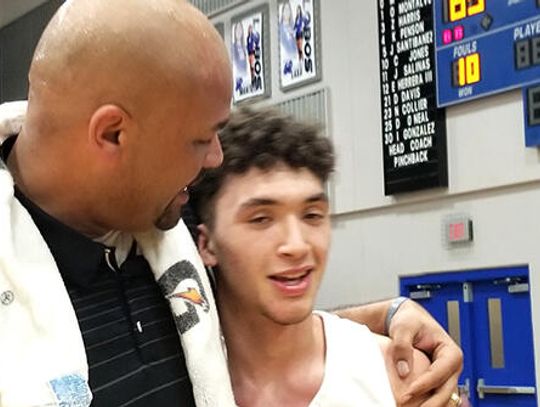 Lobos stun Del Valle in 65-63 thriller