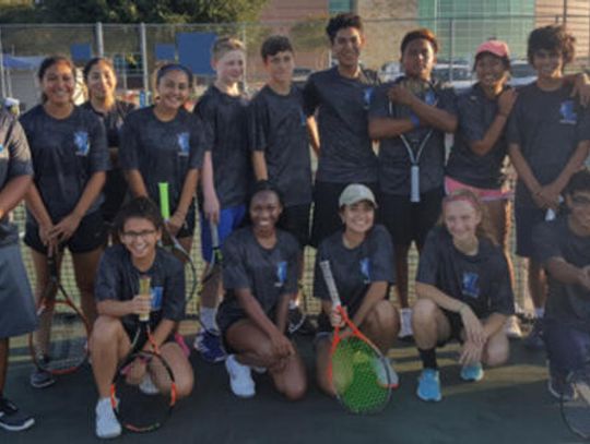 Lobos tennis team splits season opening matches