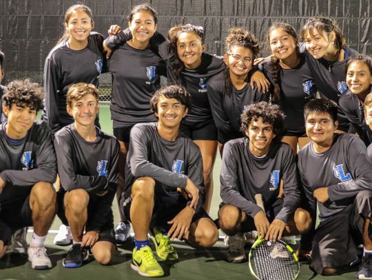 Lobos top Rebs in team tennis match