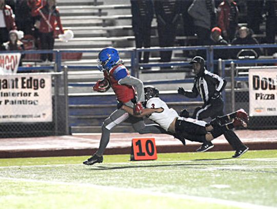 Rebs beat Del Valle in 56-42 thriller