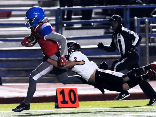 Rebs outlast Del Valle in 56-42 thriller