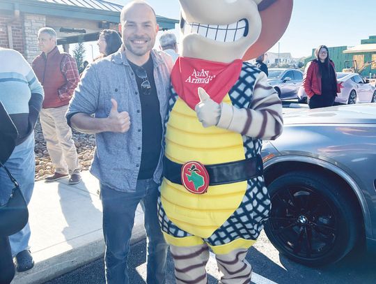 Residents celebrate Kyle Texas Roadhouse opening