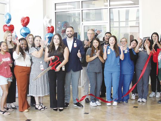 St. David’s CareNow Urgent Care cuts ribbon