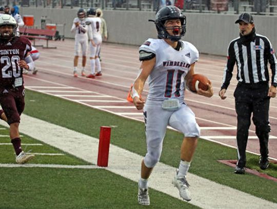 Texans triumph over Sinton to reach state quarterfinals