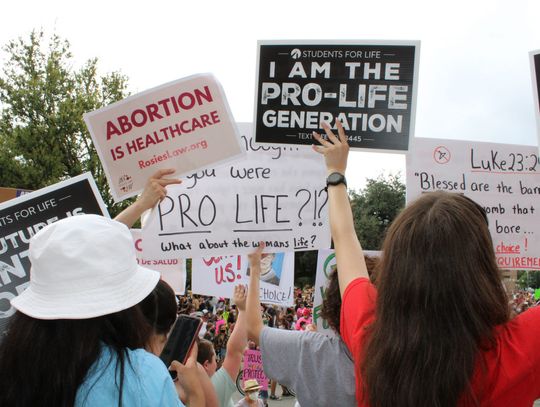 Thousands gather to protest Texas abortion bill 