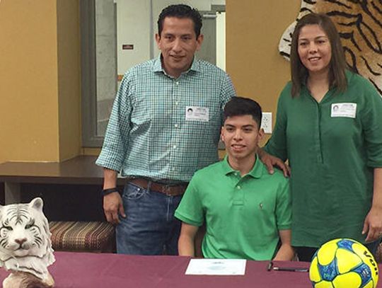 Tigers’ Aldama signs with Mount Ida College