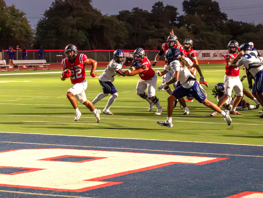 Wimberley Texans' home opener slips away in 33-34 loss to LBJ Jaguars