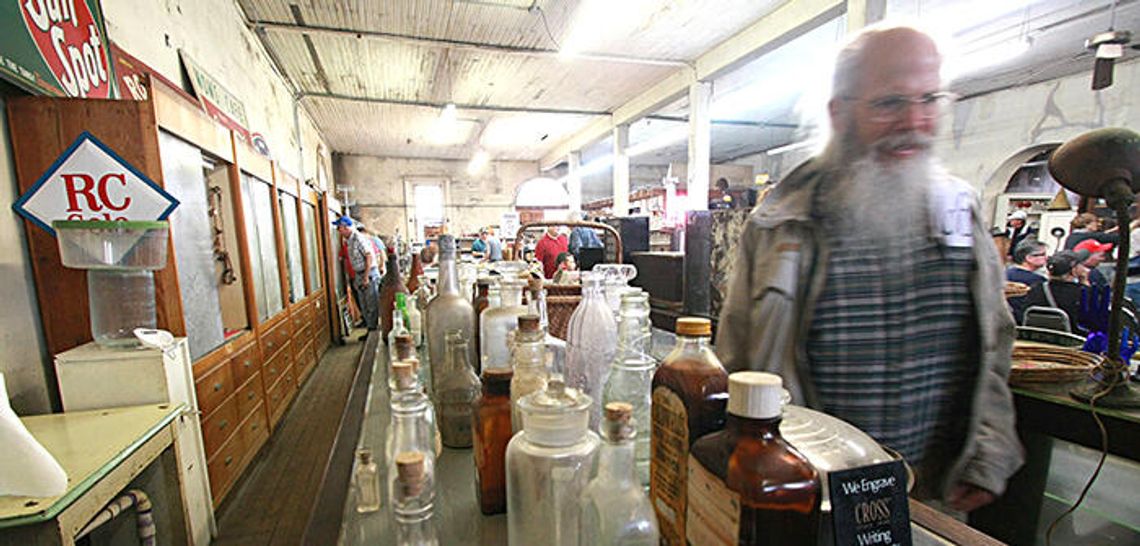 1898 era draws to a close – Antique afacionados take to local auction