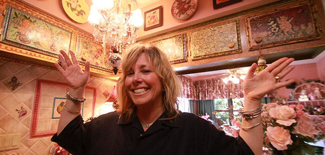 A world of color:  Buda woman uses home for self expression