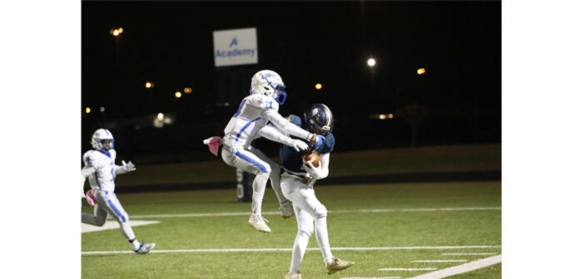 Akins outlasts Lobos in final 40-28 slugfest