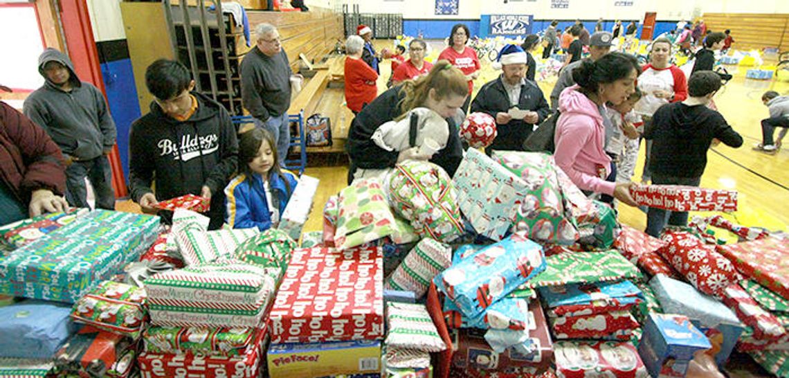 Blue Santa: Kyle police spread cheer when times are blue
