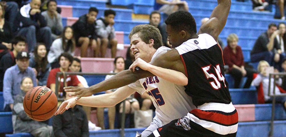 Bowie blitz downs Hays 61-45