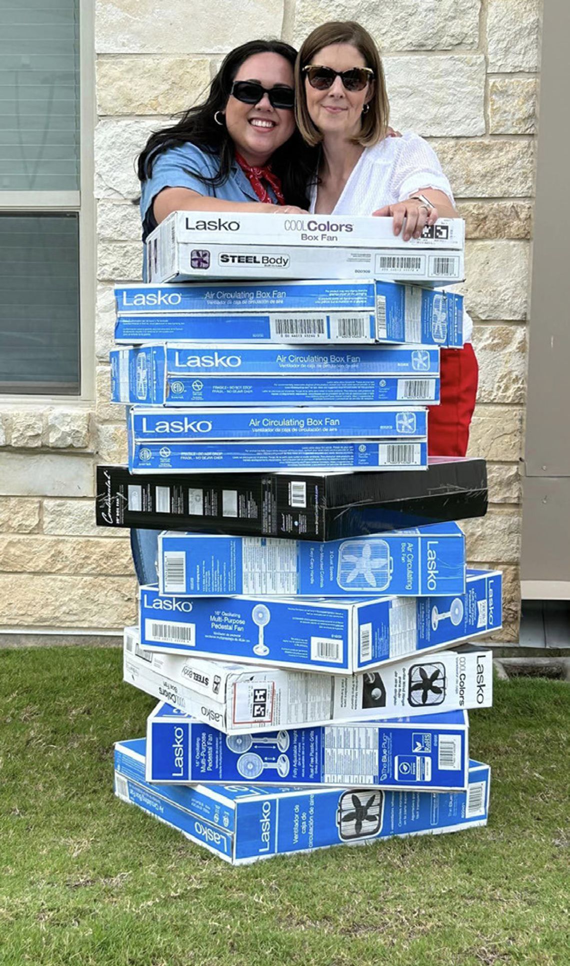 Buda Oaks holds fan drive for older adults