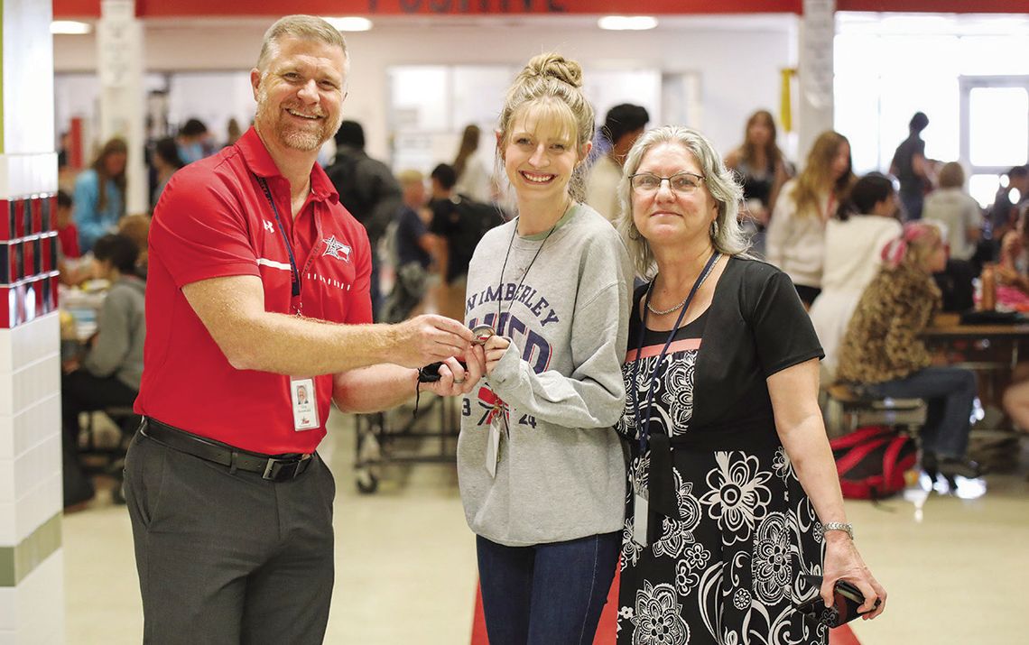 Danforth Junior High aide awarded Texan of the Month