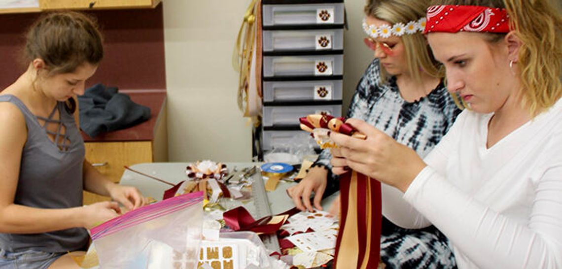 DSHS students step into business world with homecoming mums