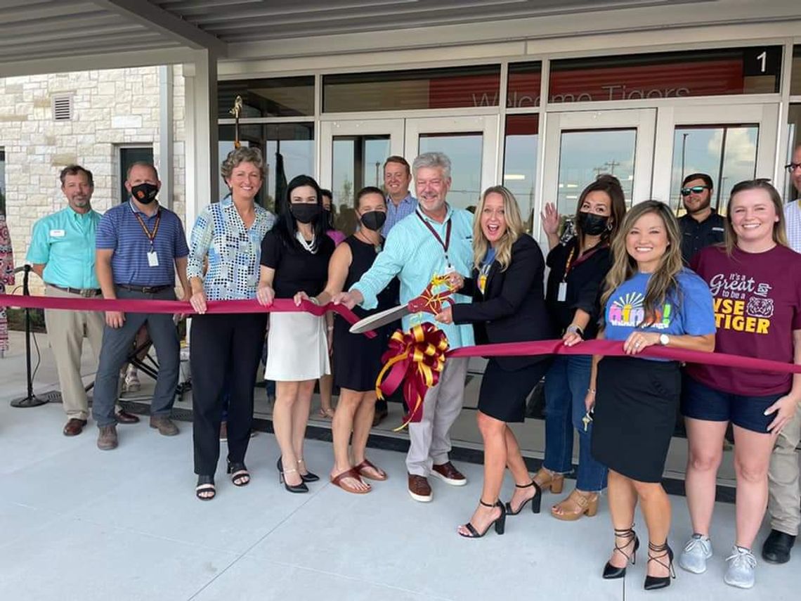 DSISD holds Walnut Springs ribbon-cutting