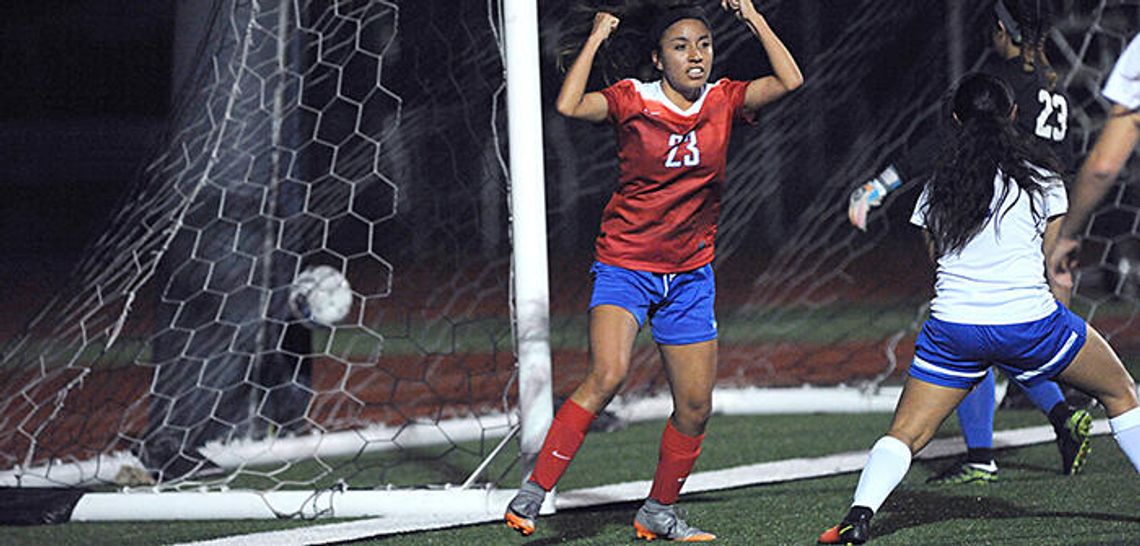 Early goals and shutdown defense carry Rebs over Lobos