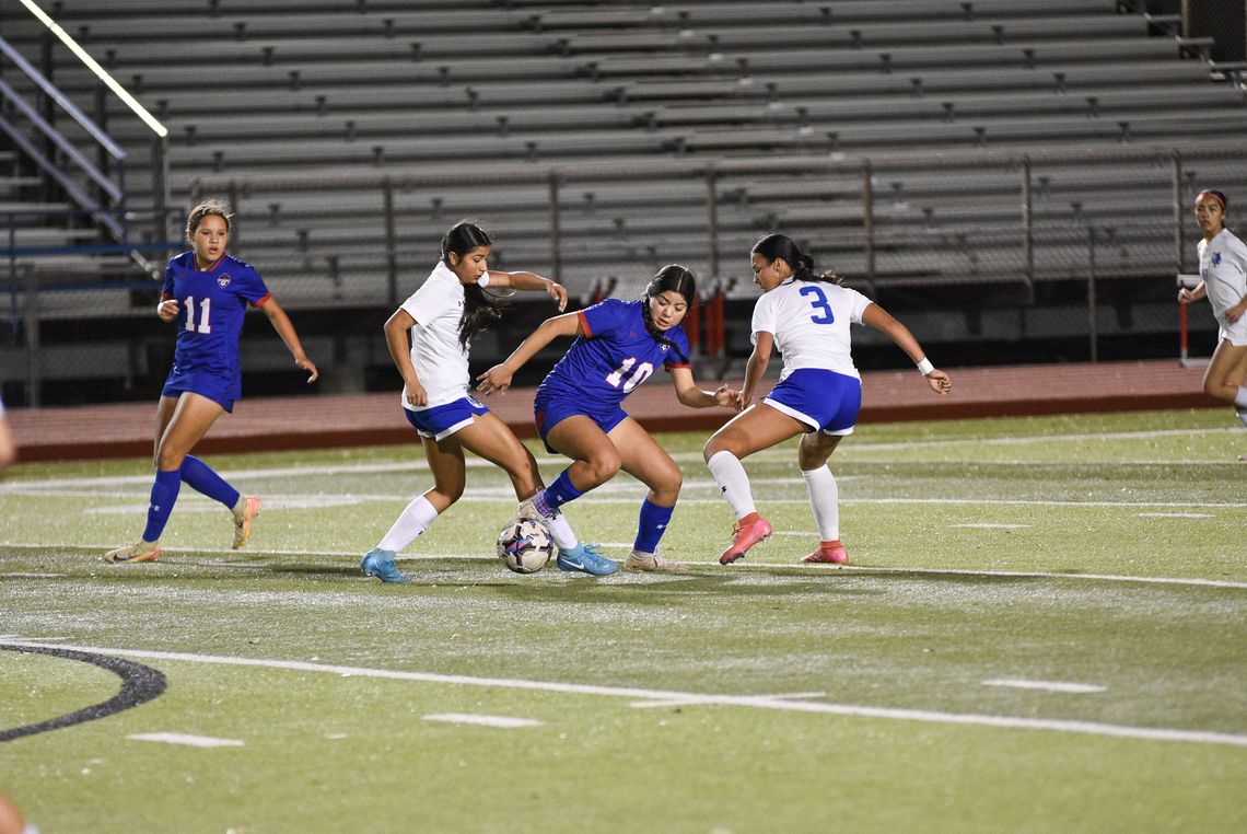 Hawks shutout Lobos, advance to playoffs Hawks shutout Lobos, advance to playoffs