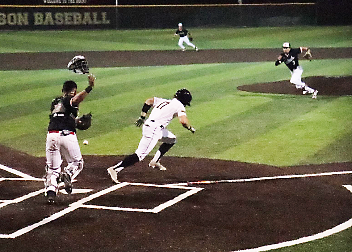 Johnson tops Del Valle 4-1