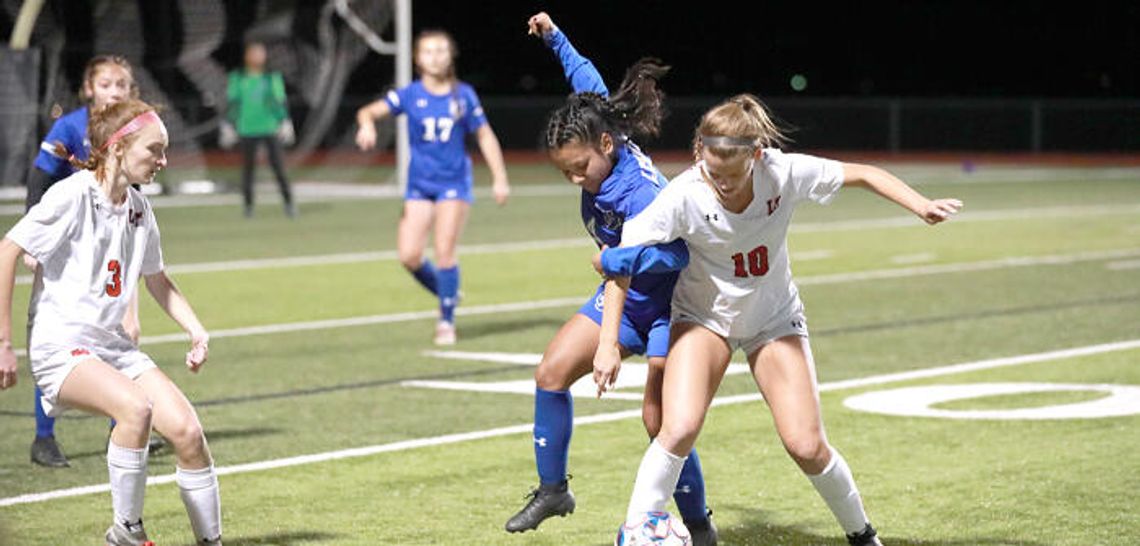 Lady Cavs blank Lobos 3-0