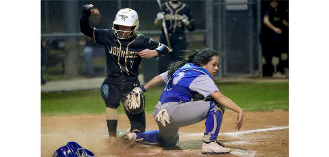 Lady Jags beat Lobos 7-6
