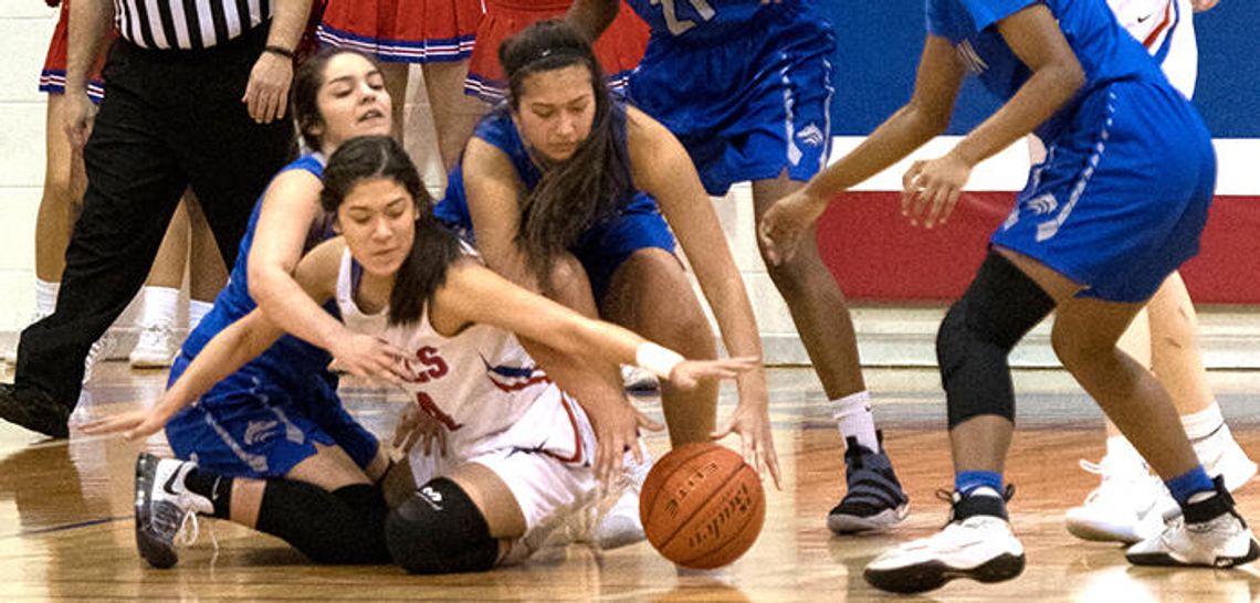 Lady Rebs fend off scrappy Lobos in 43-37 victory