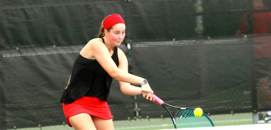 Lobos, Rebs duel on tennis court Lobos, Rebs duel on tennis court