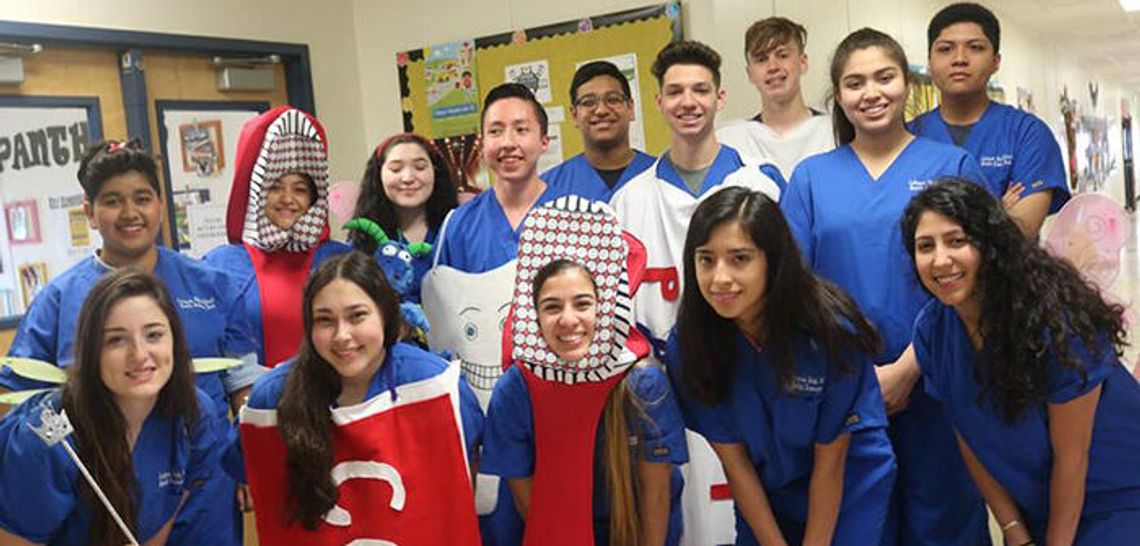 Lobos share the gift of dental hygiene with young Panthers Lobos share the gift of dental hygiene with young Panthers