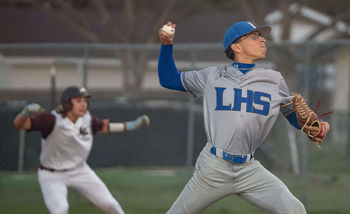 Lobos split series against Lions