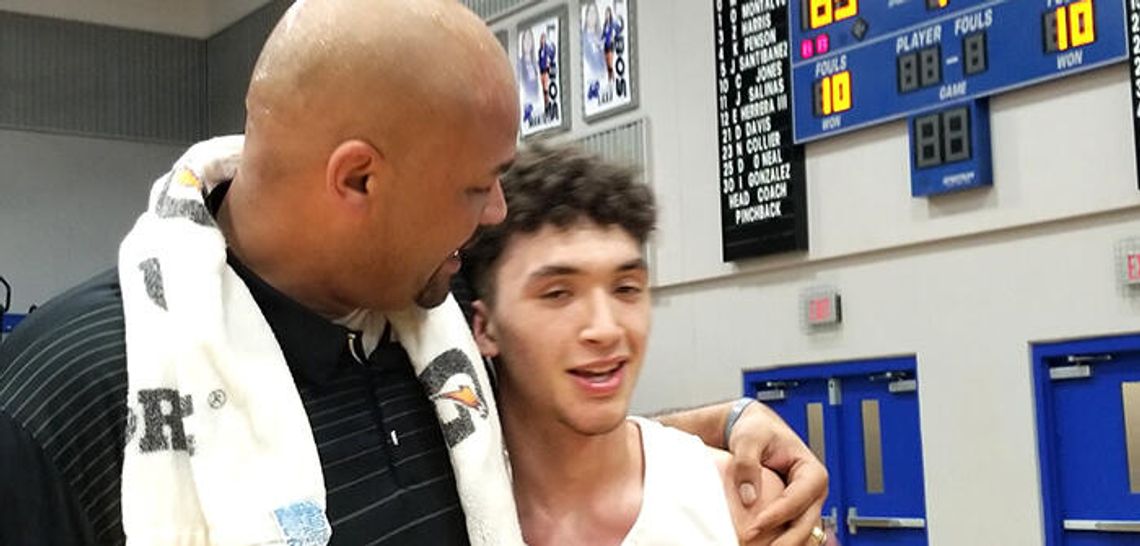 Lobos stun Del Valle in 65-63 thriller