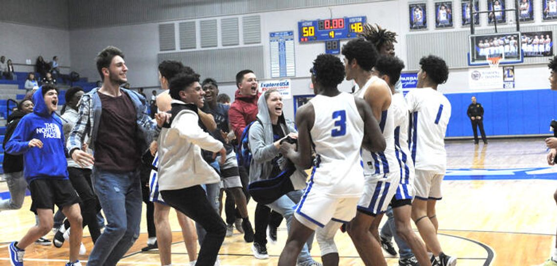 Lobos stun Lake Travis to stay in playoff chase